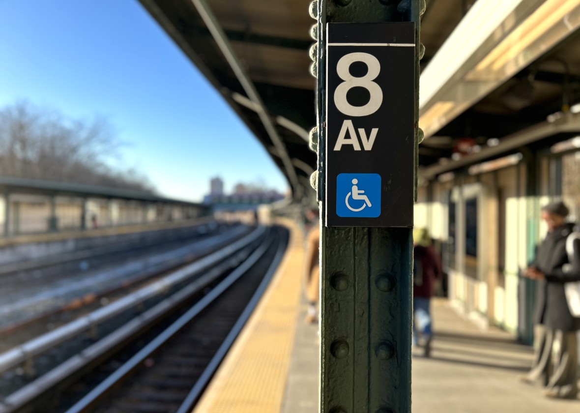 8th Ave N station sign