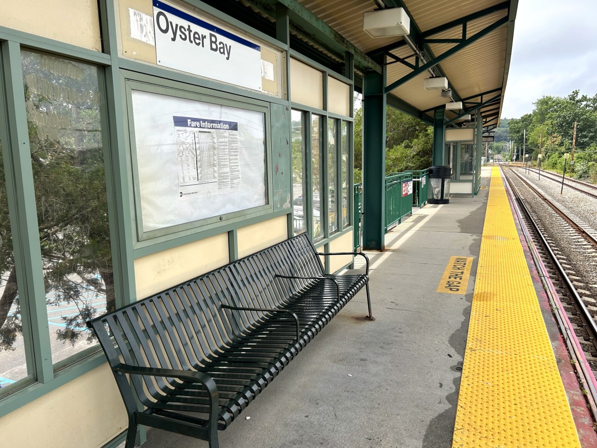 Oyster Bay LIRR platform