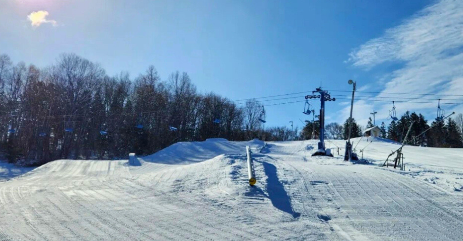 Ski slopes of Thunder Ridge Ski Area on March 15, 2023