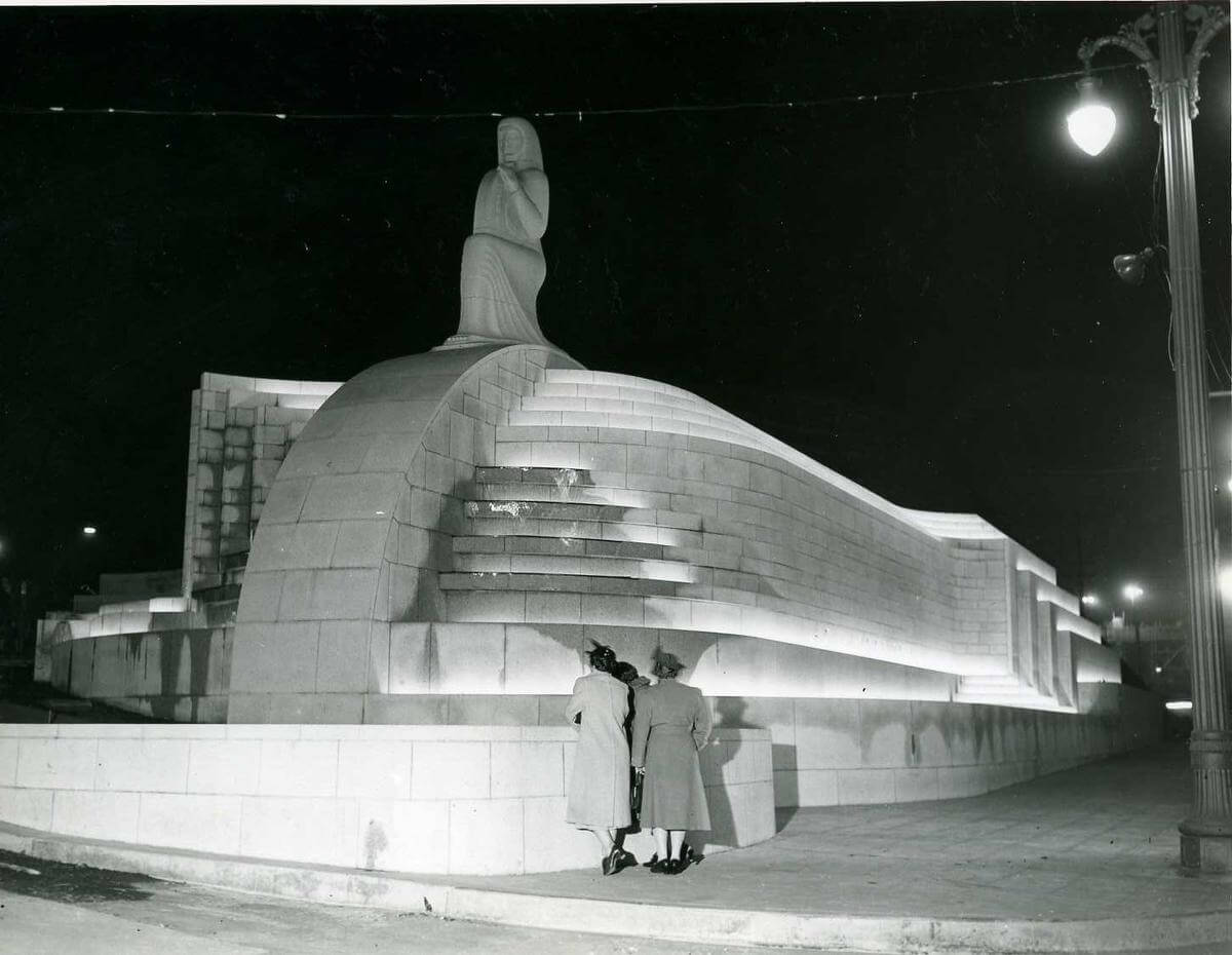 Two admirers take in the Muse of Music statue, ca. 1940