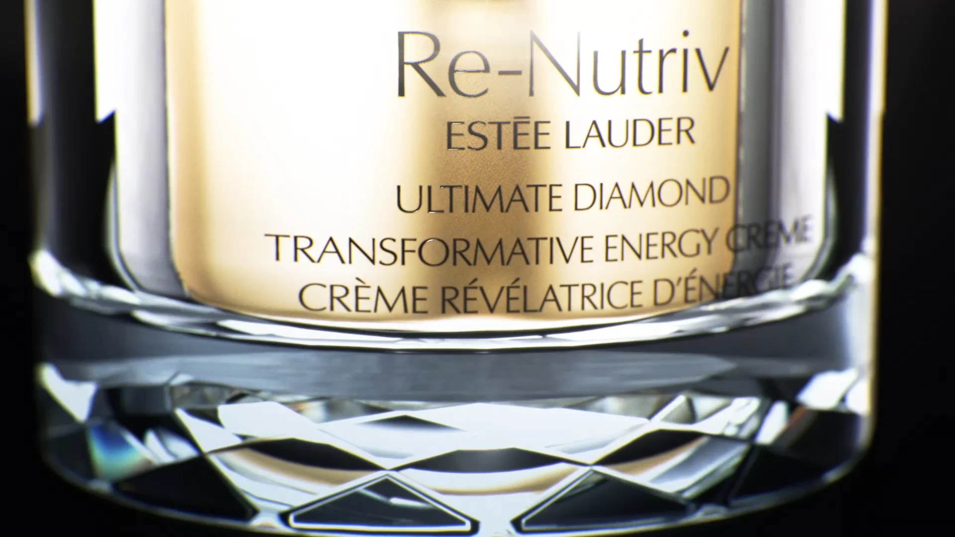 close up of the Re-Nutriv Estée Lauder packshot. Bottom consists out of a diamond structure and the middle of the pack is golden with the label artwork on it
