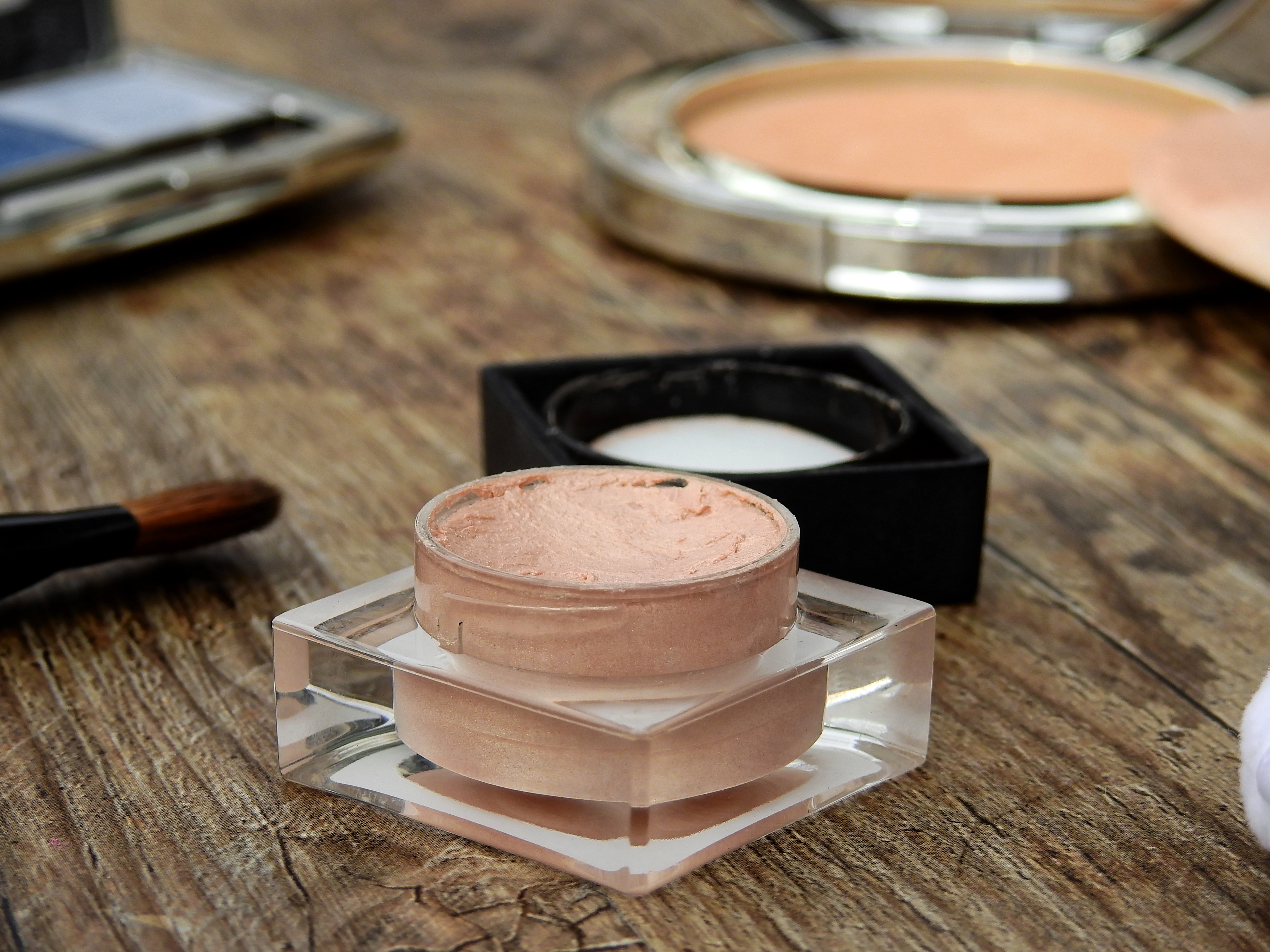cosmetics-2116383