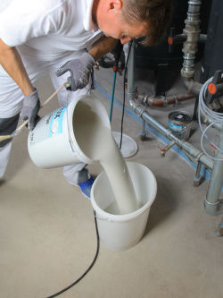 Repotting in einem sauberen Misch Eimer