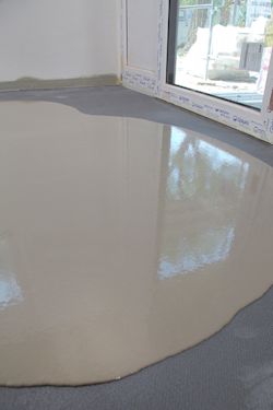 10. To pour out the material, the swivel device is unlocked with the foot switch. The material can be poured out in exact amounts thanks to the pouring attachment on the mixing bucket, and flows cleanly and accurately onto the desired areas