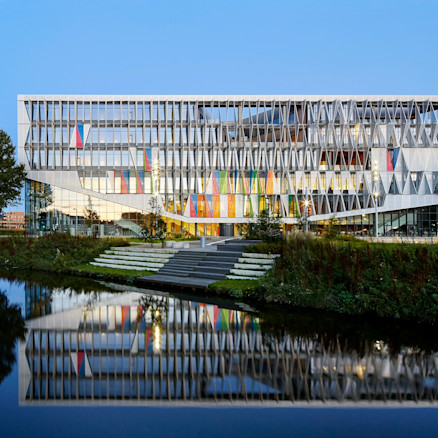 SDU Kolding set udefra over åen.