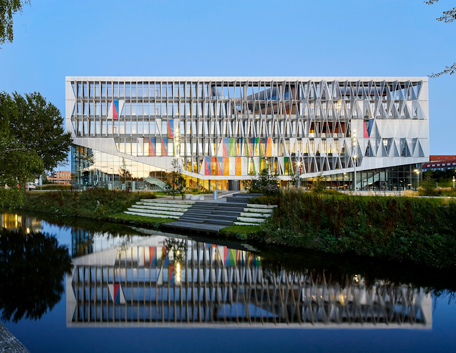 SDU Kolding set udefra over åen.