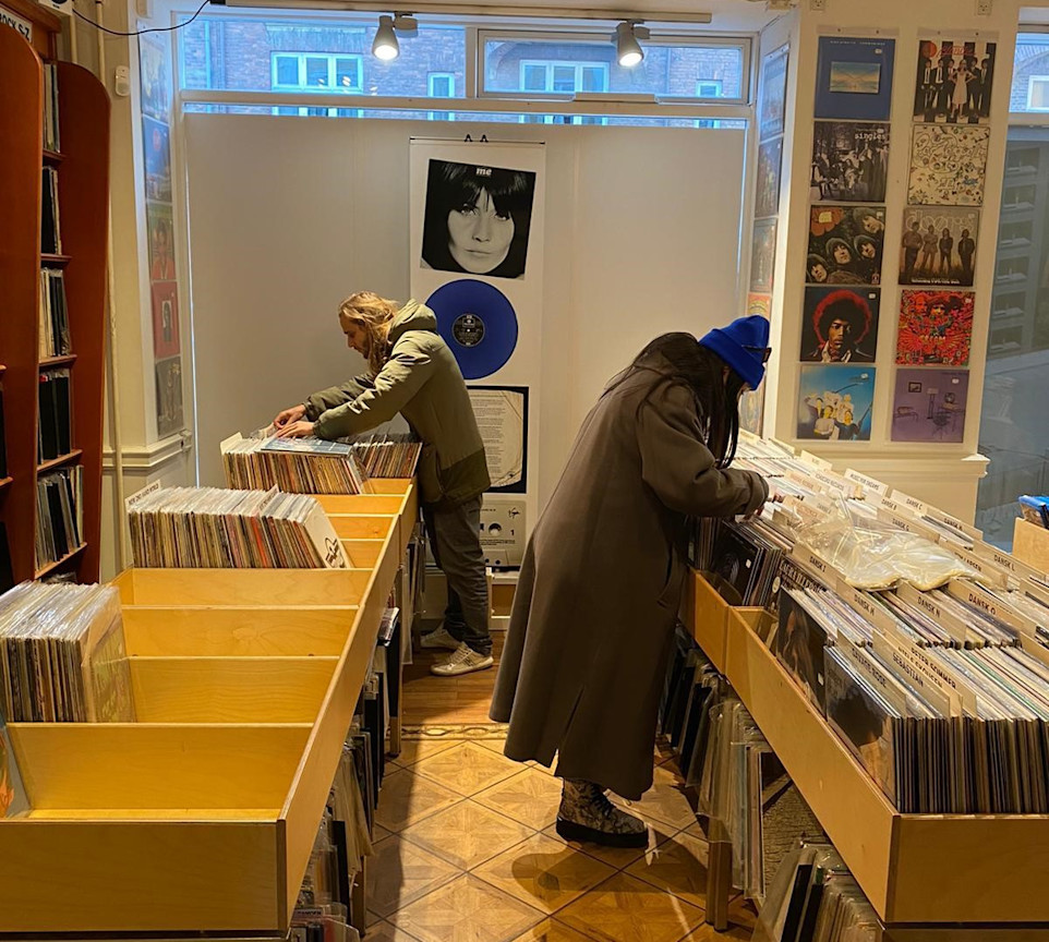 Sara Bilić i en pladebutik