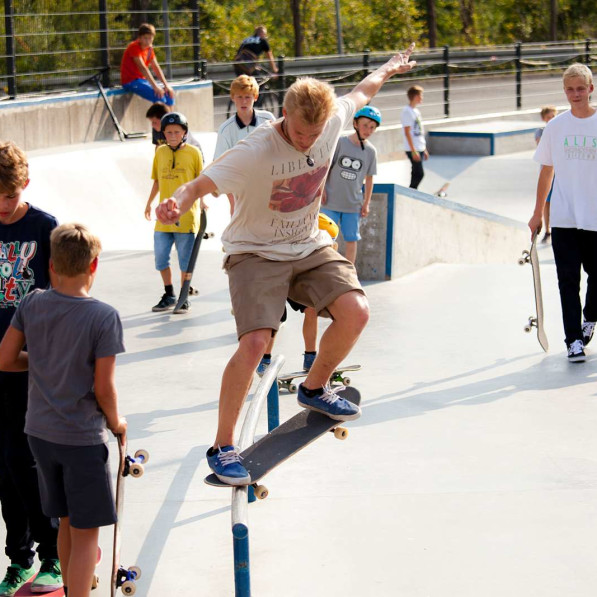 Børn og unge skater i skateparken i midtbyen