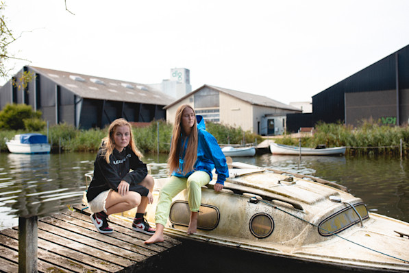 Anne og josephine hænger ud i området ved sortebro