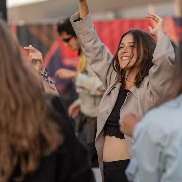 Ung kvinde danser til Kontur