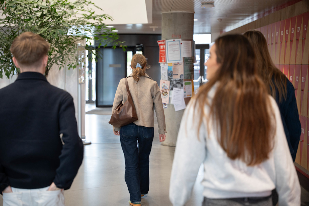 Young people walking at SDU