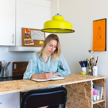 Julia tegner i sin lejlighed (square)