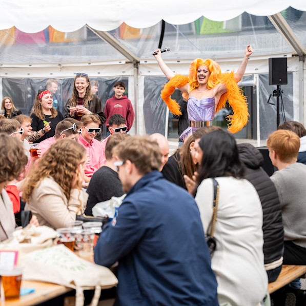 Drag show for Slotskampen lille