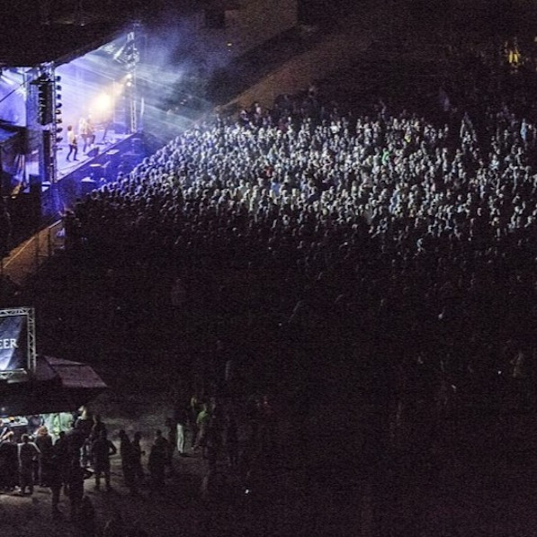 Large group of people at an outdoor koncert