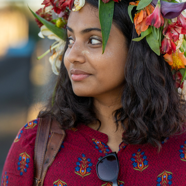 Kvinde med blomsterkrans til Kontur 22