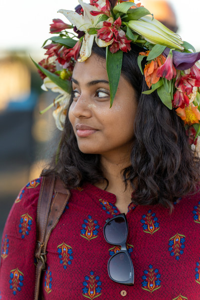 Kvinde med blomsterkrans til Kontur 22