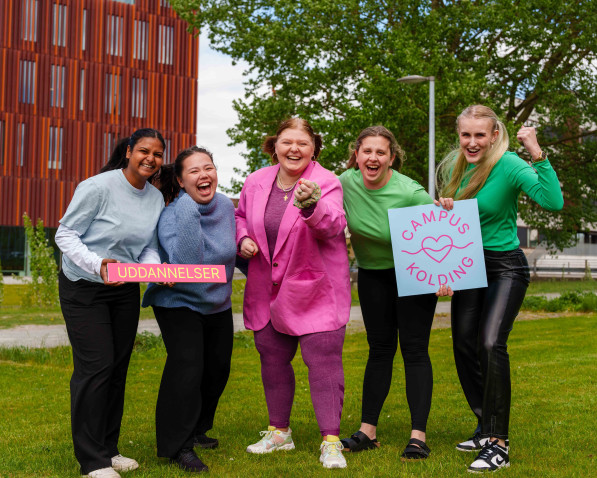 fem glade piger holder et skilt, hvor der står uddannelse og campus kolding