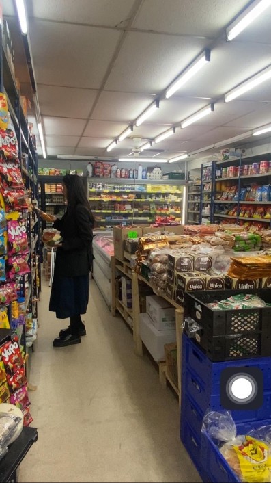 Sara Bilić grocery shopping