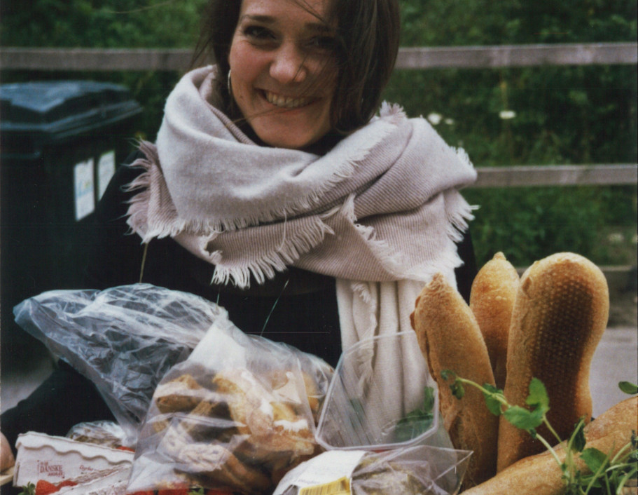 Iben fra food reformers holder en kurv med mad (square)