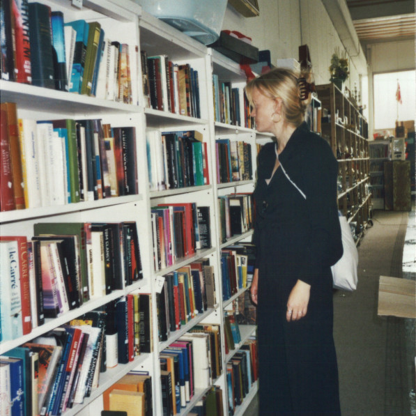 Ninas favoritspots: Nina kigger på bøger