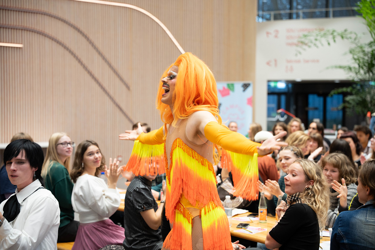 Drag bingo performance