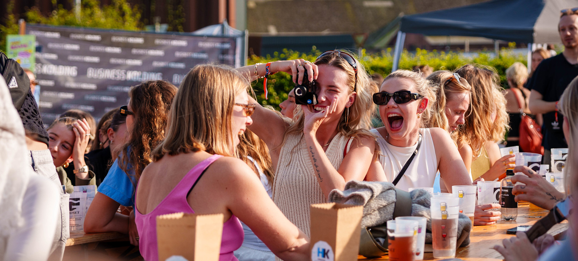 Kontur happy girls at table