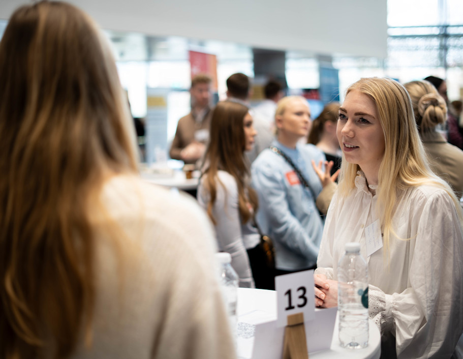 Students Business Lunch1