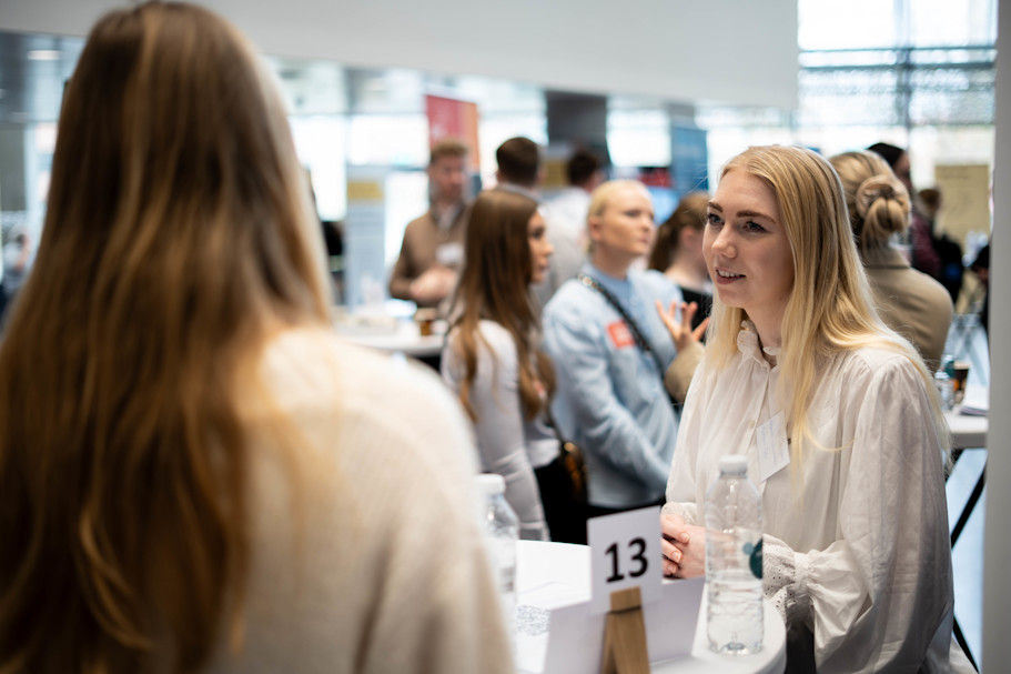 Students Business Lunch1