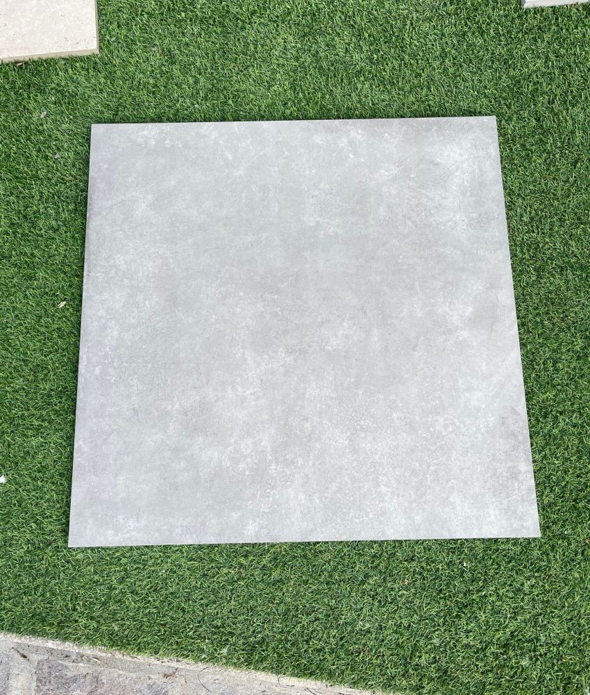 Pavimento in Gres galleggiante 2 cm Zement Grey 80x80 by Del Conca
