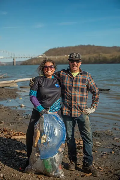 P&G Volunteers cleaning the banks of Ohio River