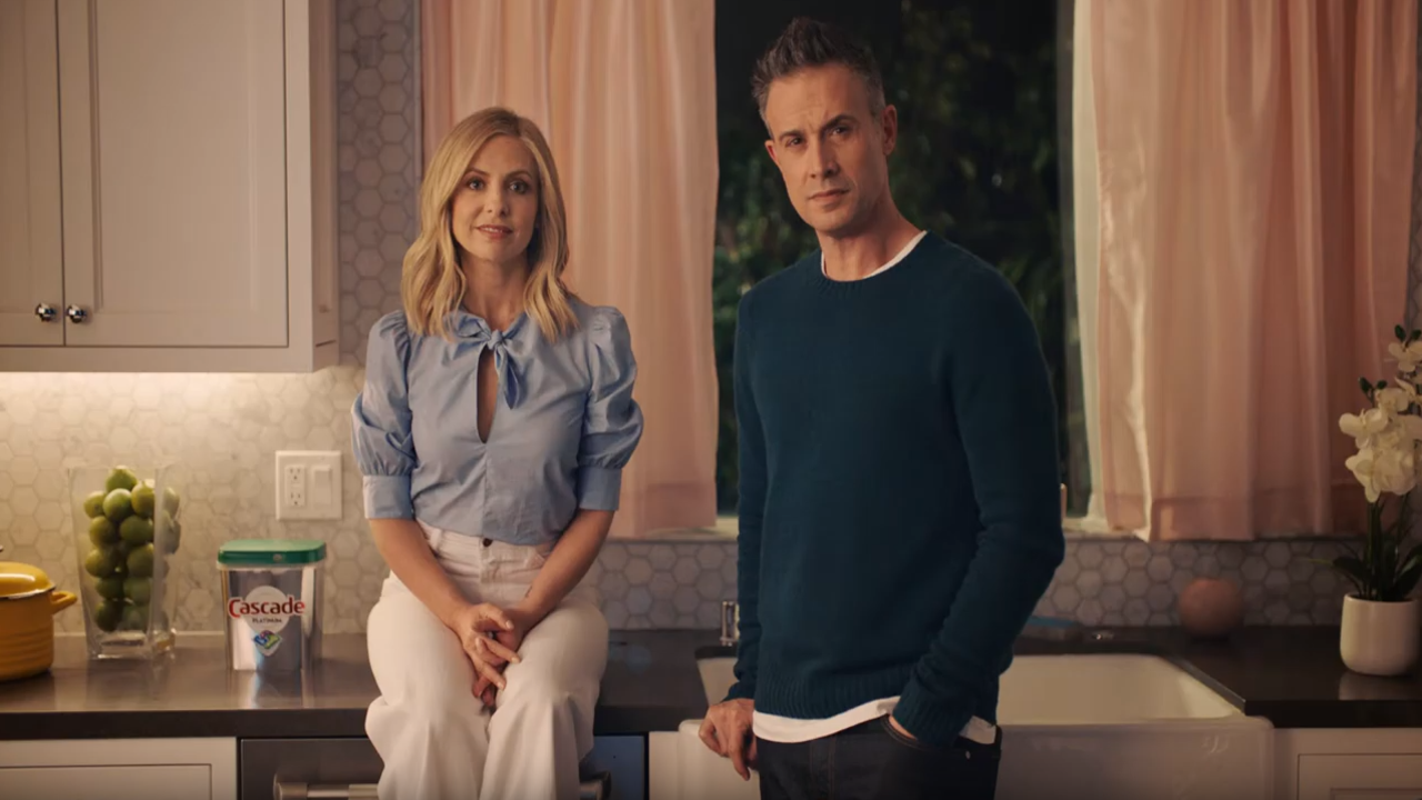 Watch video: Cascade | Sarah Michelle Gellar & Freddie Prinze Jr. Come Clean About Nightly Habits