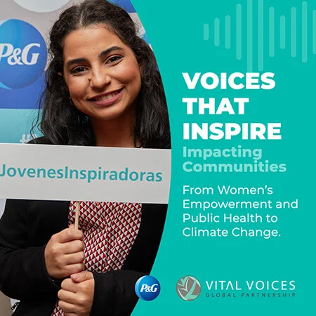 A Latina woman smiles holding a "jovenes inspiradoras" sign against a green backdrop. Text highlights inspiring voices in women's empowerment, public health, and climate change, featuring P&G and Vital Voices logos.