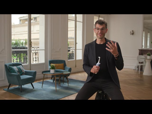 Dominik Langhammer, Design Director for Global Oral Care Innovation at P&G, holds Oral-B’s adaptive toothbrush handle.