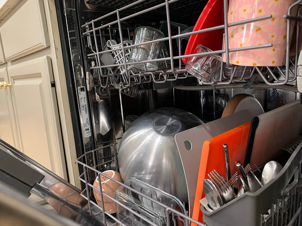 Dishwasher fashion for cleaning dishes