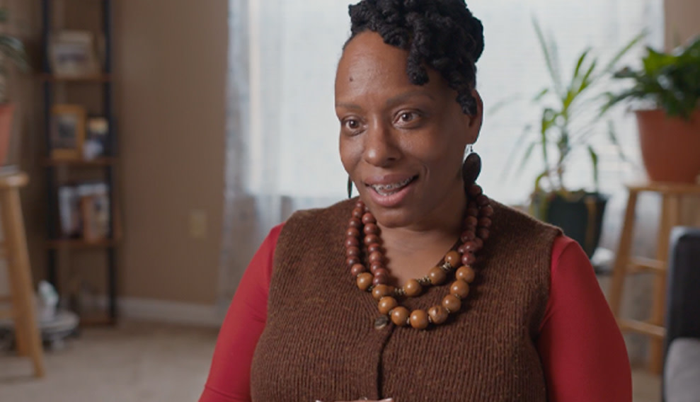 Women wearing a necklace made of wooden round elements in a cozy room