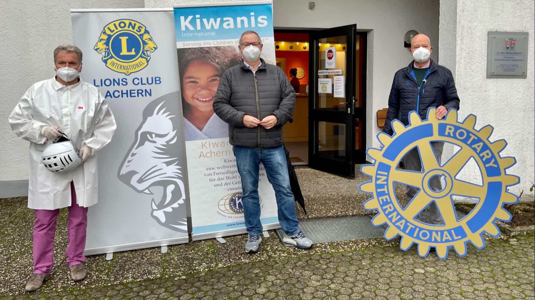 Initiator Dr. Markus Wössner, Michael Kosmowski und Dr. Thomas Kohler (v.l.n.r.) stellen als Vertreter der drei Acherner Serviceclubs Lions, Kiwanis und Rotary die Gemeinschaftsaktion Sicherer Weihnachtsbesuch vor, die mit Unterstützung durch das Rote Kreuz und die Bürgerstiftung Achern und der Region vom 23.12. bis 25.12.2020 in und vor der Praxis von Dr. Wössner sehr erfolgreich durchgeführt wurde.