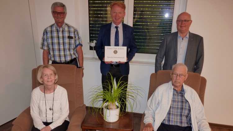 Martin Meier, Vorstand des Caritasverbandes Acher- Renchtal und Fachbereichsleiter für die Altenhilfe, sowie Peter Doll, Leiter der Tagespflegestätte, konnten kürzlich Raimond Wagner vom Lions Club Achern, Edmund Seifert vom Möbelhaus Seifert und Jürgen Klemm von der Peter-Neef-Stiftung Achern in der neu am 03.08.2020 eröffneten Tagespflegestätte begrüßen.