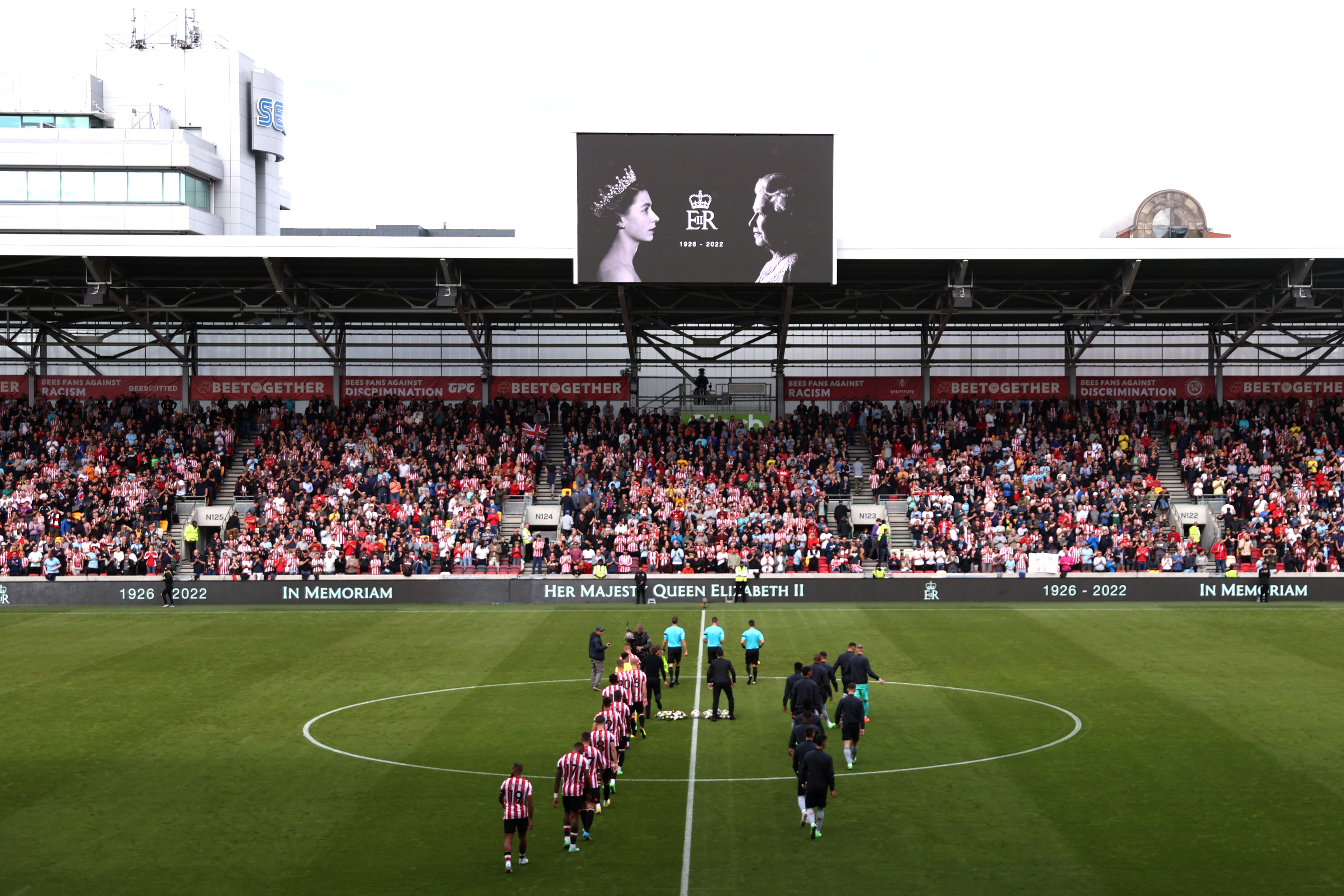 Brentford v Arsenal Queen tribute