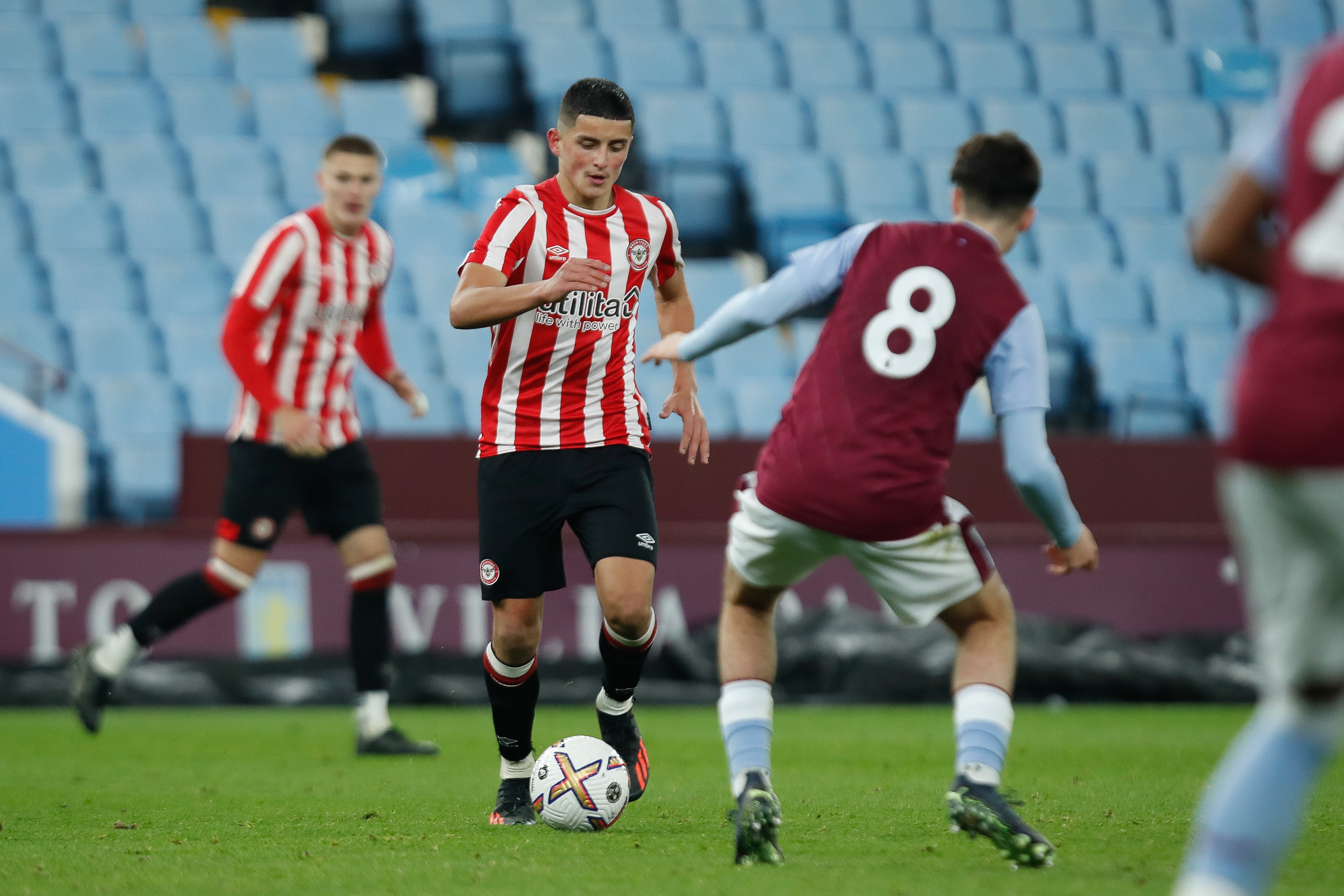 Young Bees vs Villa