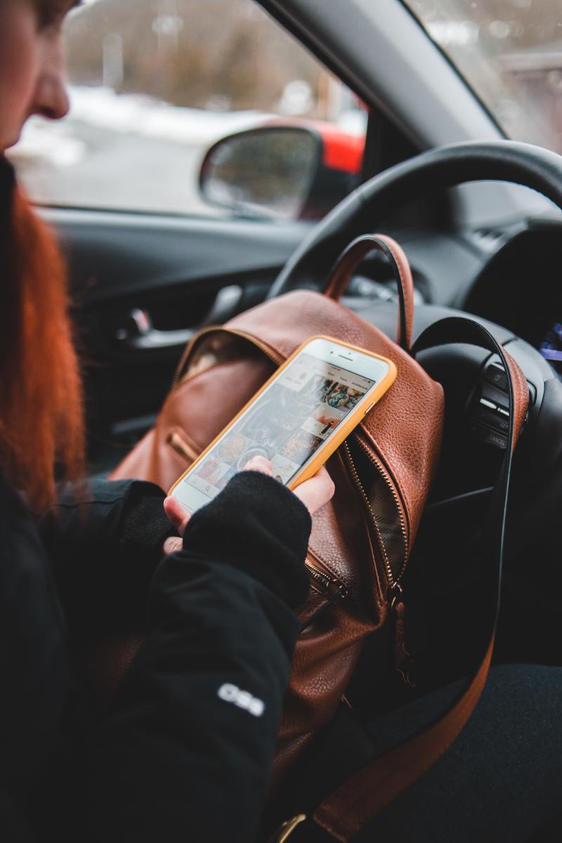 girl with phone