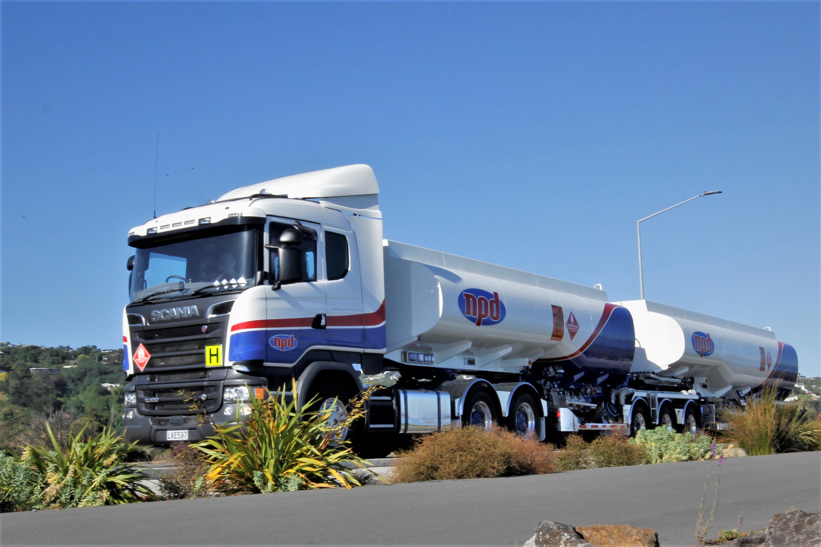Fuel tanker truck