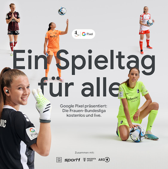 Ein Pixel Smartphone und eine Pixel Schutzhülle mit Stickern auf einem Tisch.