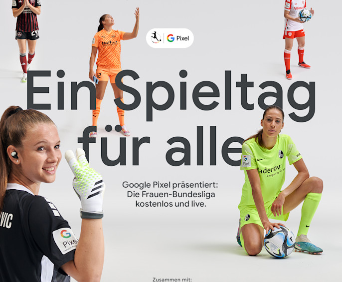 Ein Pixel Smartphone und eine Pixel Schutzhülle mit Stickern auf einem Tisch.