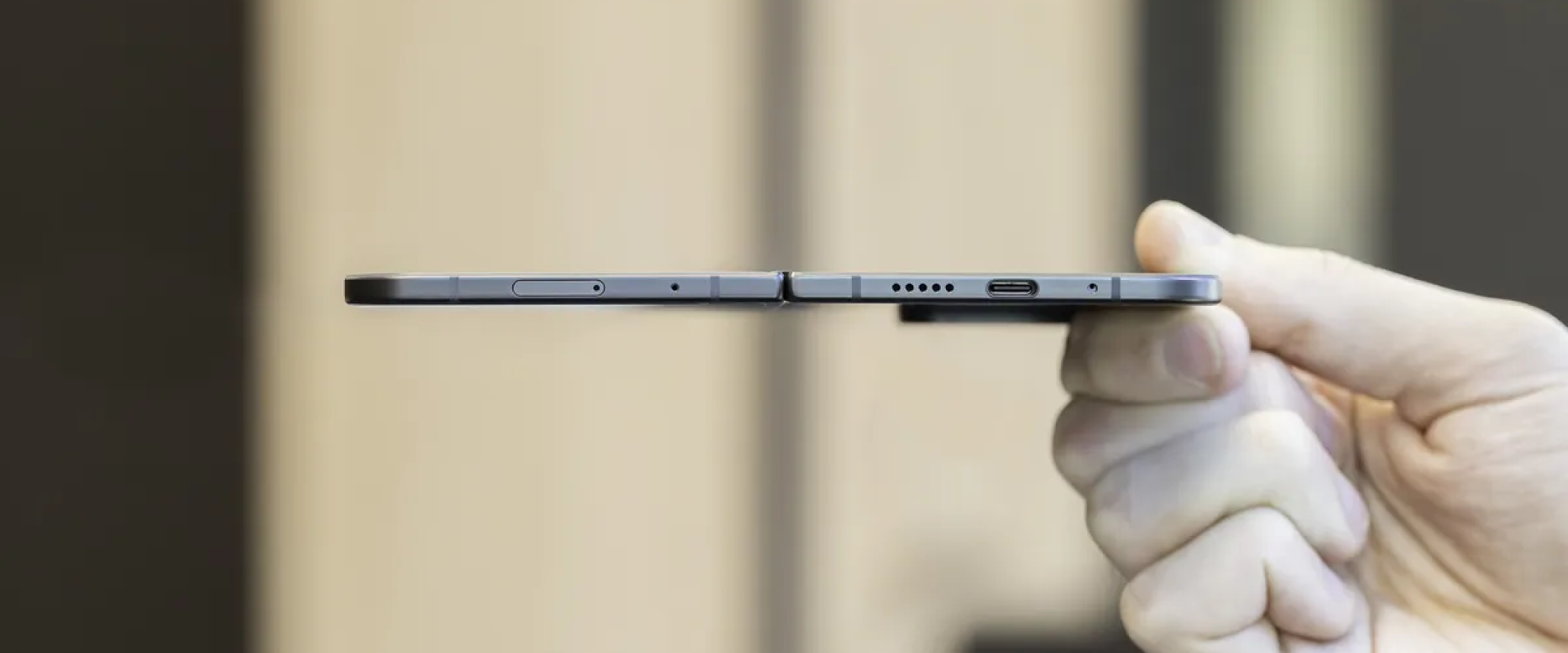 180 度開いた Google Pixel 9 Pro Fold を指で持っている