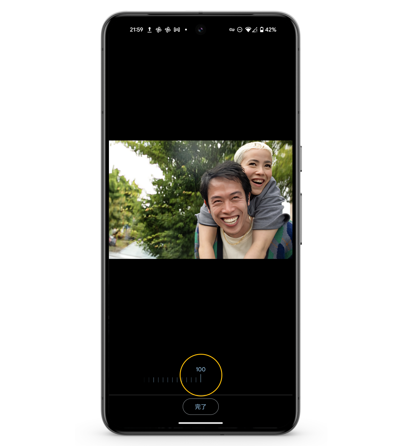 Google フォトアプリでのボケ補正の利用方法。画面下部のスライダーを左右に動かして、0 〜 100 の間で補正の度合いを調節できる