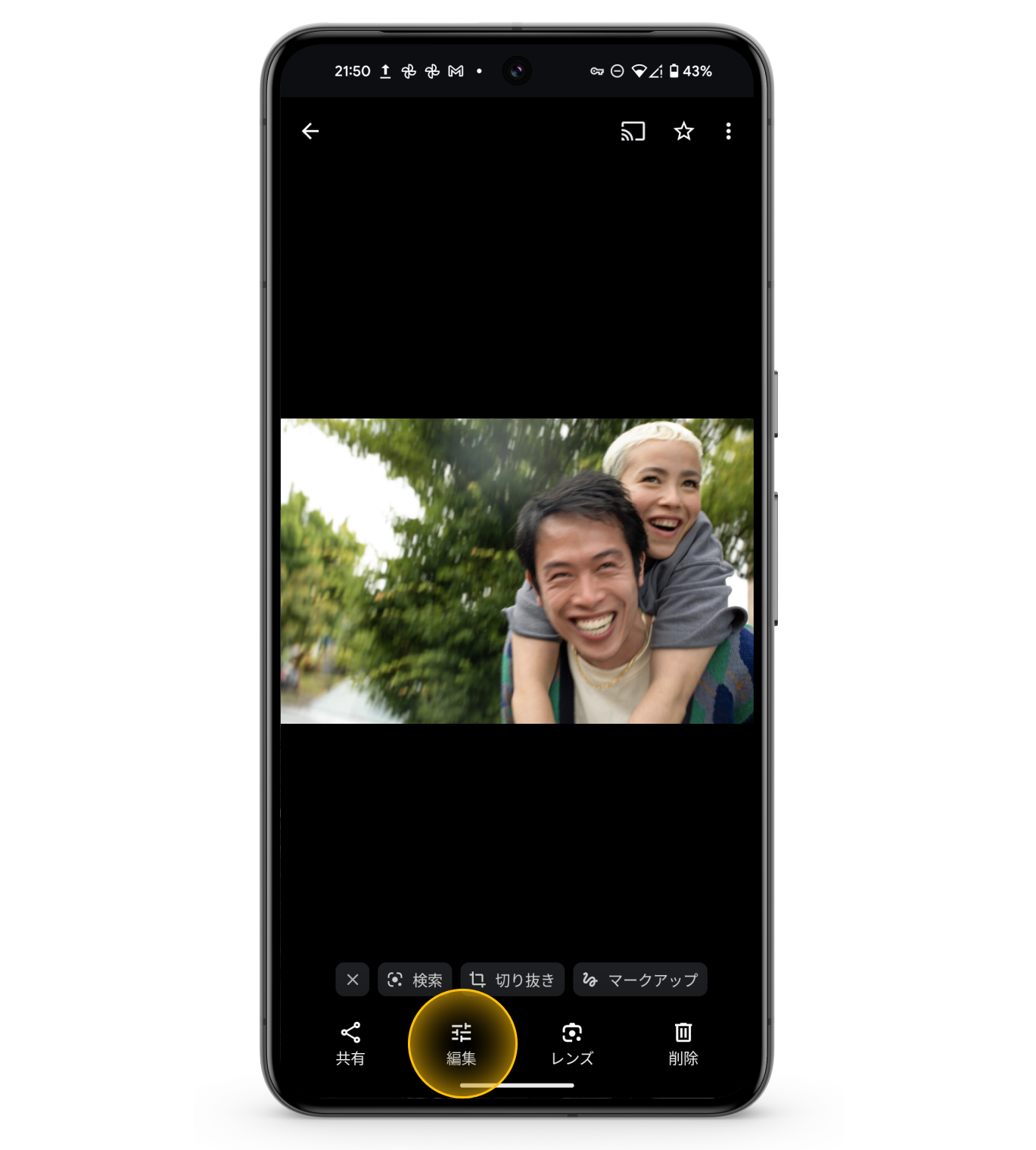 Google フォトアプリでのボケ補正の利用方法。画面下の「編集」から「候補」タブまたは「ツール」タブに表示される「ボケ補正」をタップする