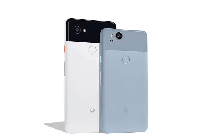 Google レンズを初搭載した Google Pixel 2 XL（左）と Google Pixel 2 （右）。いずれも日本未発売