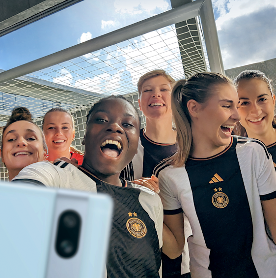 Ein Pixel Smartphone und eine Pixel Schutzhülle mit Stickern auf einem Tisch.