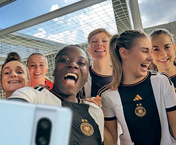 Ein Pixel Smartphone und eine Pixel Schutzhülle mit Stickern auf einem Tisch.