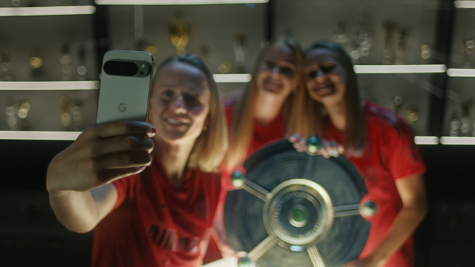 Ein Pixel Smartphone und eine Pixel Schutzhülle mit Stickern auf einem Tisch.